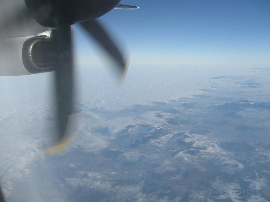 IMG_0426.JPG - Ta - jako się rzekło - kołderka chmur, wyglądająca jak połać ośnieżonego pola, została brutalnie ucięta przez góry (Sudety?)