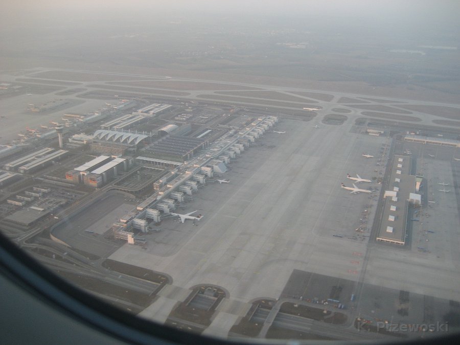 IMG_0430.JPG - Po przesiadce do odrzutowego Airbusa: lotnisko w Monachium z - nomen omen - lotu ptaka