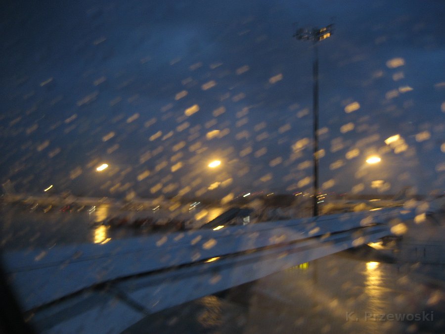 IMG_0464.JPG - A to już powrót. Pogoda w Barcelonie przez te trzy dni, kiedy tam byłem, nie poprawiła się - jak widać. Miałem jednak nadzieję, że gdy tylko się wzbijemy ponad chmury, będzie bardziej sympatycznie...