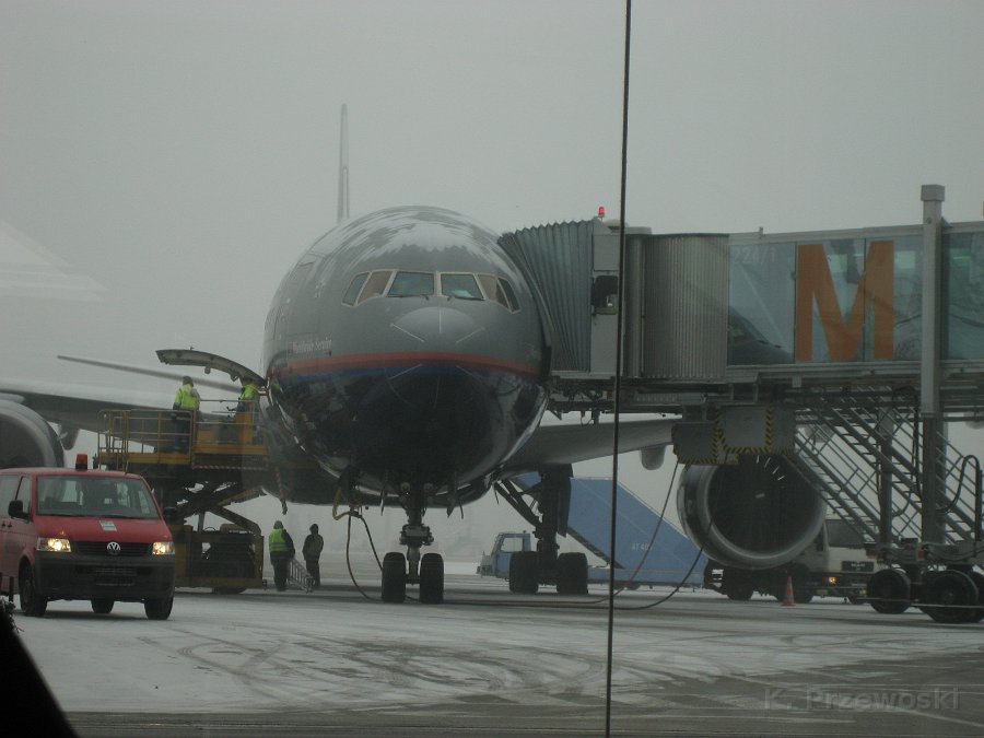 IMG_0505.JPG - W oczekiwaniu na samolot do Poznania (nie, nie - to nie ten; z Monachium do Poznania latają zdecydowanie mniejsze)