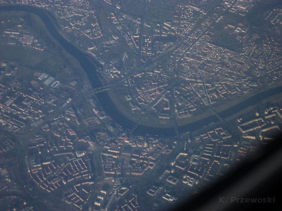 IMG_0511.JPG - Drezno (wiem od kapitana). To zdjęcie dedykuję mojemu kuzynowi Peterowi Przewoskiemu, który gdzieś tam na dole mieszka. Hi Peter! This picture of Dresden is made specially for You. Which house is Yours?