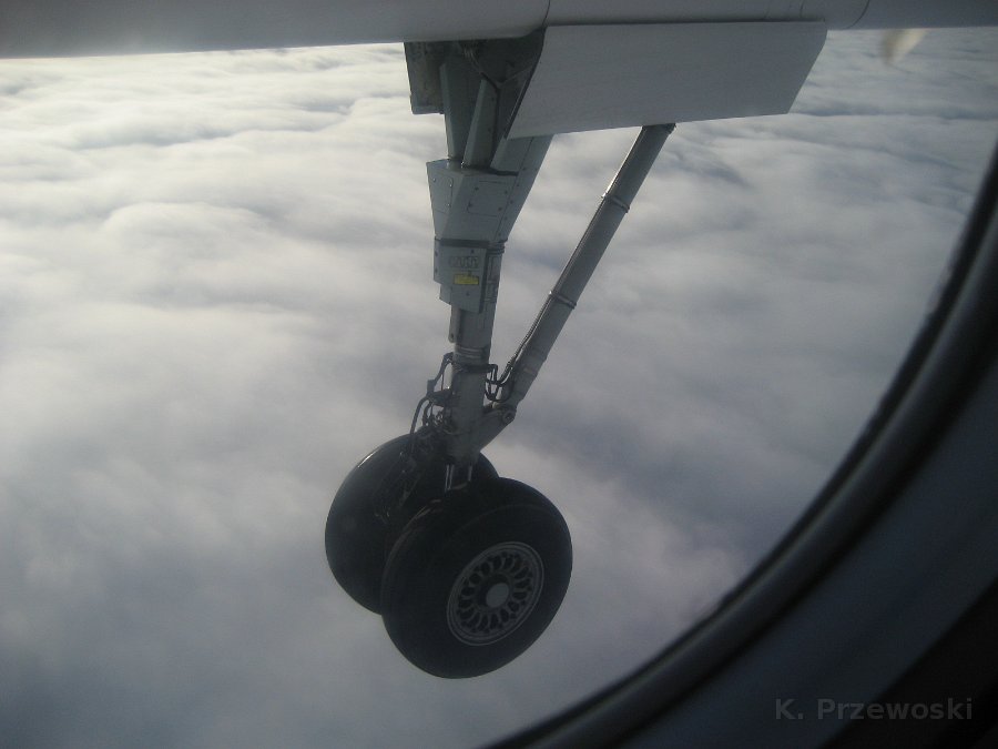 IMG_0517.JPG - Lądowanie na chmurze. A poważnie: w Poznaniu było podobnie jak w Monachium: bardzo niski poziom chmur (a może po prostu to jest młga?) Pilot lądował po omacku. Ziemię zobaczyliśmy dopiero wtedy, gdy samolot był tuż nad nią, I na szczęście wówczas się okazało, że zostaliśmy idealnie naprowadzeni na pas :)