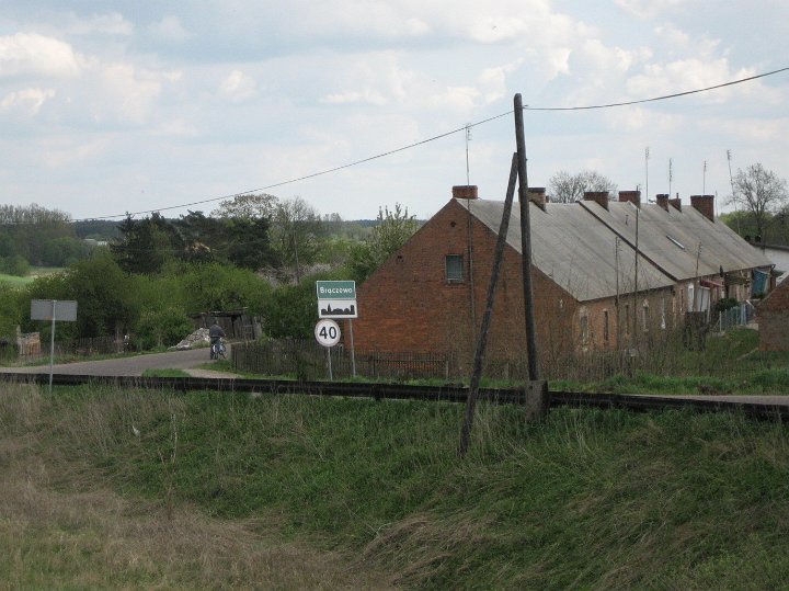 IMG_2561.JPG - Pobliska wioska. Taaaak, teraz żałuję, że nie pojechałem kawałek dalej tą szosą, aby sobie ją zwiedzić (patrzę tak na to zdjęcie i ciekawość mnie zjada, co jest za tym zakrętem)