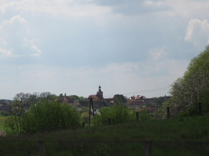IMG_2599.JPG - A oto i ponownie Obrzycko. Niby blisko, ale tam w dole jest Warta. I tylko jedno pytanie nie dawało mi spokoju: czy dobrze zapamiętałem z mapy (którą oglądałem w domu w Internecie), że gdzieś tu niedaleko też powinien być most?