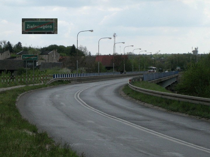 IMG_2600.JPG - Kamień z serca. Dobrze zapamiętałem. A tablicę powiększyłem na wszelki wypadek, gdyby ktoś nie wierzył, że przy okazji byłem w Zielonejgórze