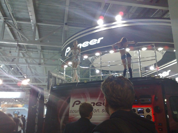 20080829184.jpg - Nie. To dwie tańczące dziewczyny. Tu to jeszcze było w miarę grzecznie, ale na niektórych stoiskach (no dobrze: na jednym) można było nawet obejrzeć sobie striptiz