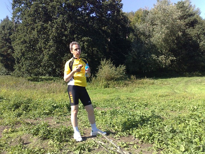 20080831270.jpg - Tak czy owak było to dobre miejsce na posilenie się [zdjęcie zrobione samowyzwalaczem]
