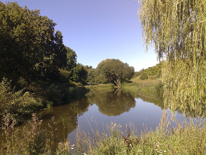 20080831273.jpg - ... stojąca vis a vis takiego malowniczego jeziorka