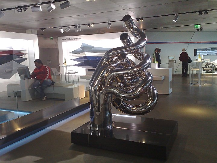 20080918384.jpg - A to druga rzecz, która wprawiła mnie w prawdziwy zachwyt: piękna rzeźba, prawdziwe dzieło sztuki. A tak naprawdę... to tylko powiększony układ wydechowy jednego z silników BMW. Oto dowód, że inżynierowie to też artyści :)