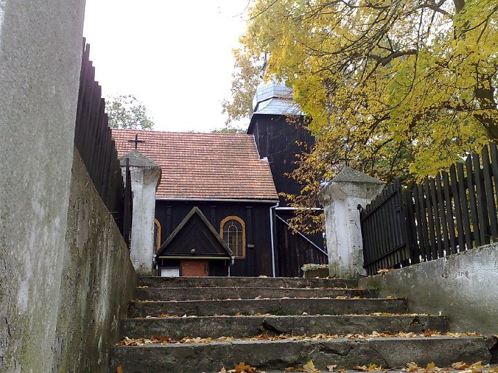 20081012535.jpg - ... ślicznego drewnaniego kościółka z 1780 roku [wg tablicy informacyjnej]