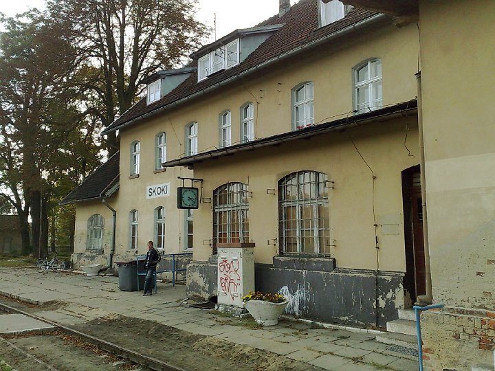 20081012542.jpg - I na wpół opuszczony dworzec (zwróćcie uwagę na kartony za szybami nastawni)